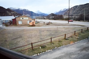 Camera con letto matrimoniale o 2 letti singoli, bagno condiviso | Vista dalla camera