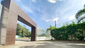 A modern building entrance with a large archway and a glass facade. - Auto-hotel Mediterraneo (Banderilla)