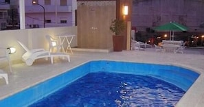 Una piscina techada, una piscina al aire libre
