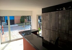 Lobby - Hotel Porton Colonial (Medellín)