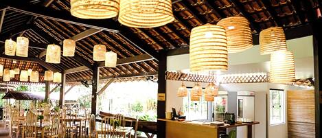 Déjeuner et dîner servis sur place