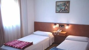 A hotel room with two single beds, a bedside table with a phone, and a painting on the wall. - Hotel La Argentina (San Bernardo del Tuyú)