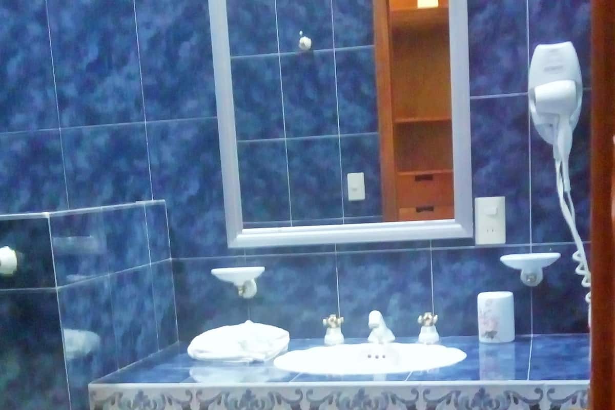 Baño | Regadera, amenidades de baño gratuitas, secadora de cabello, toallas