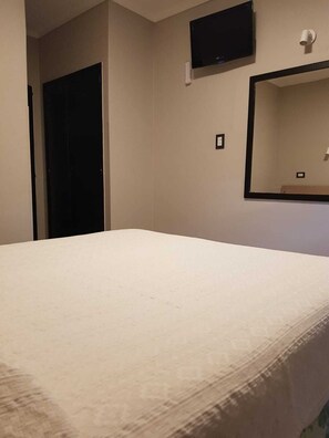 雙人或雙床房 | 書桌、免費 Wi-Fi、床單