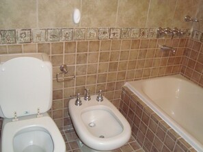 Combined shower/bathtub, deep-soaking bathtub, rainfall showerhead - Hotel Luna Daniela (Purmamarca)