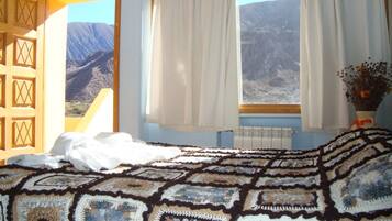 Habitación doble, baño privado | Escritorio