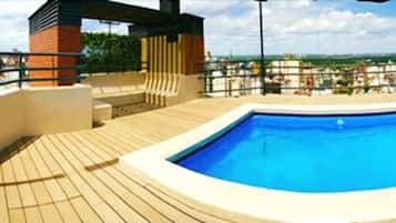 Una piscina al aire libre de temporada, sillones reclinables de piscina
