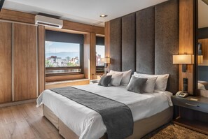 Executive Suite, 1 King Bed, Non Smoking | In-room safe, blackout drapes, soundproofing, free cribs/infant beds - Ramada Plaza by Wyndham Tucuman (Tucuman)