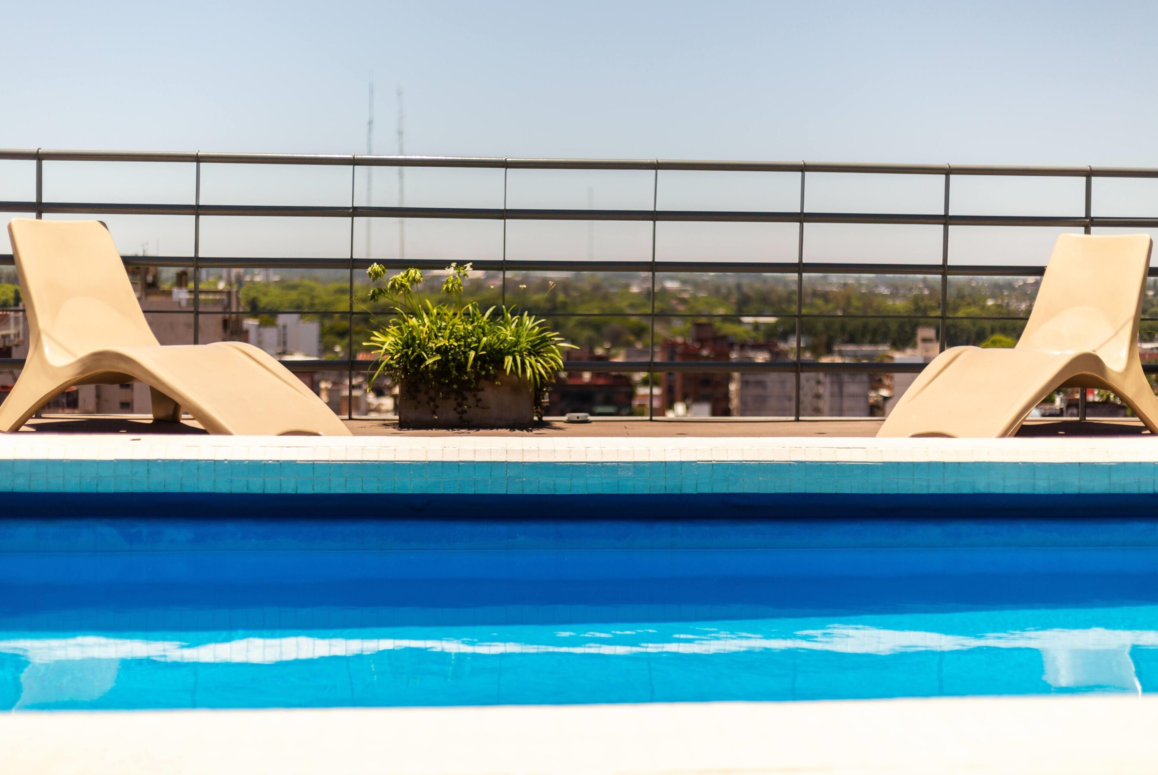 Sæsonbestemt udendørs pool, liggestole