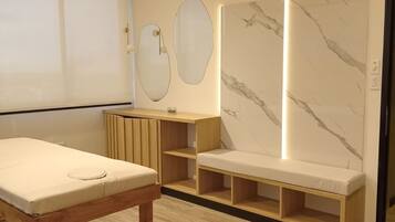 Sauna, hot tub