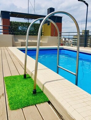 Seasonal outdoor pool, pool loungers - Ramada Plaza by Wyndham Tucuman (Tucuman)