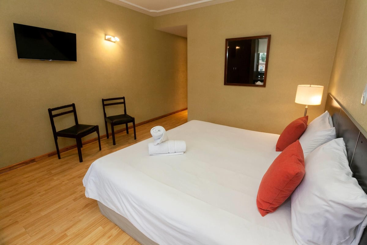 Superior Room, 1 Queen Bed, Non Smoking | 1 bedroom, in-room safe, blackout curtains, soundproofing