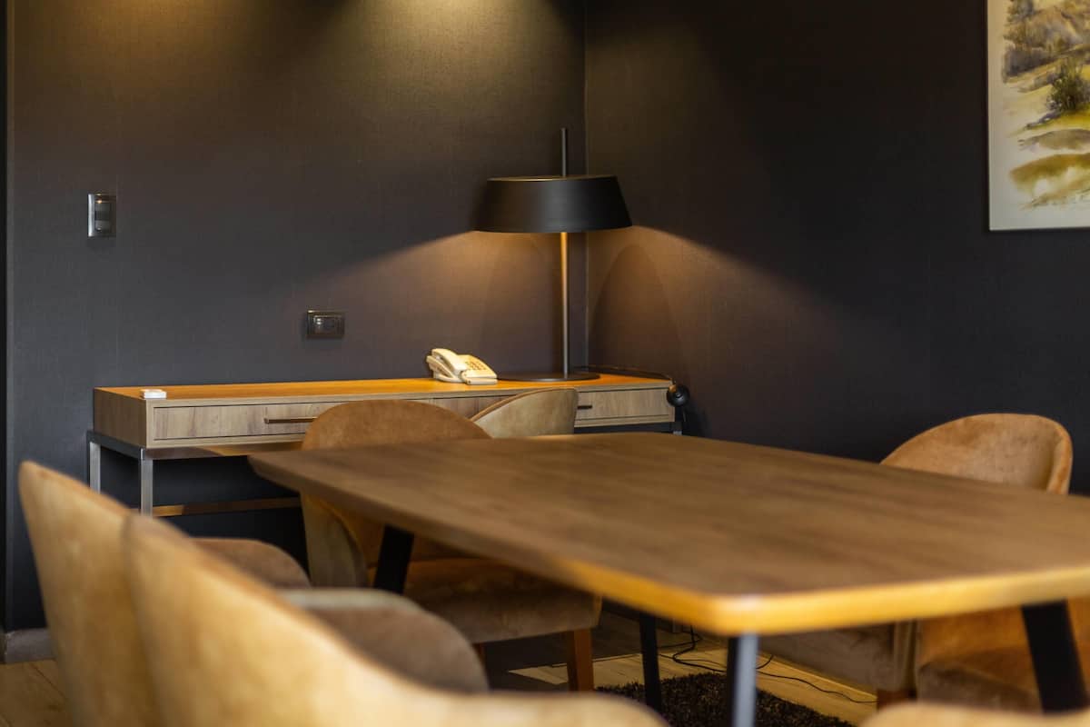 Executive Suite, 1 King Bed, Non Smoking | In-room safe, blackout drapes, soundproofing, free cribs/infant beds