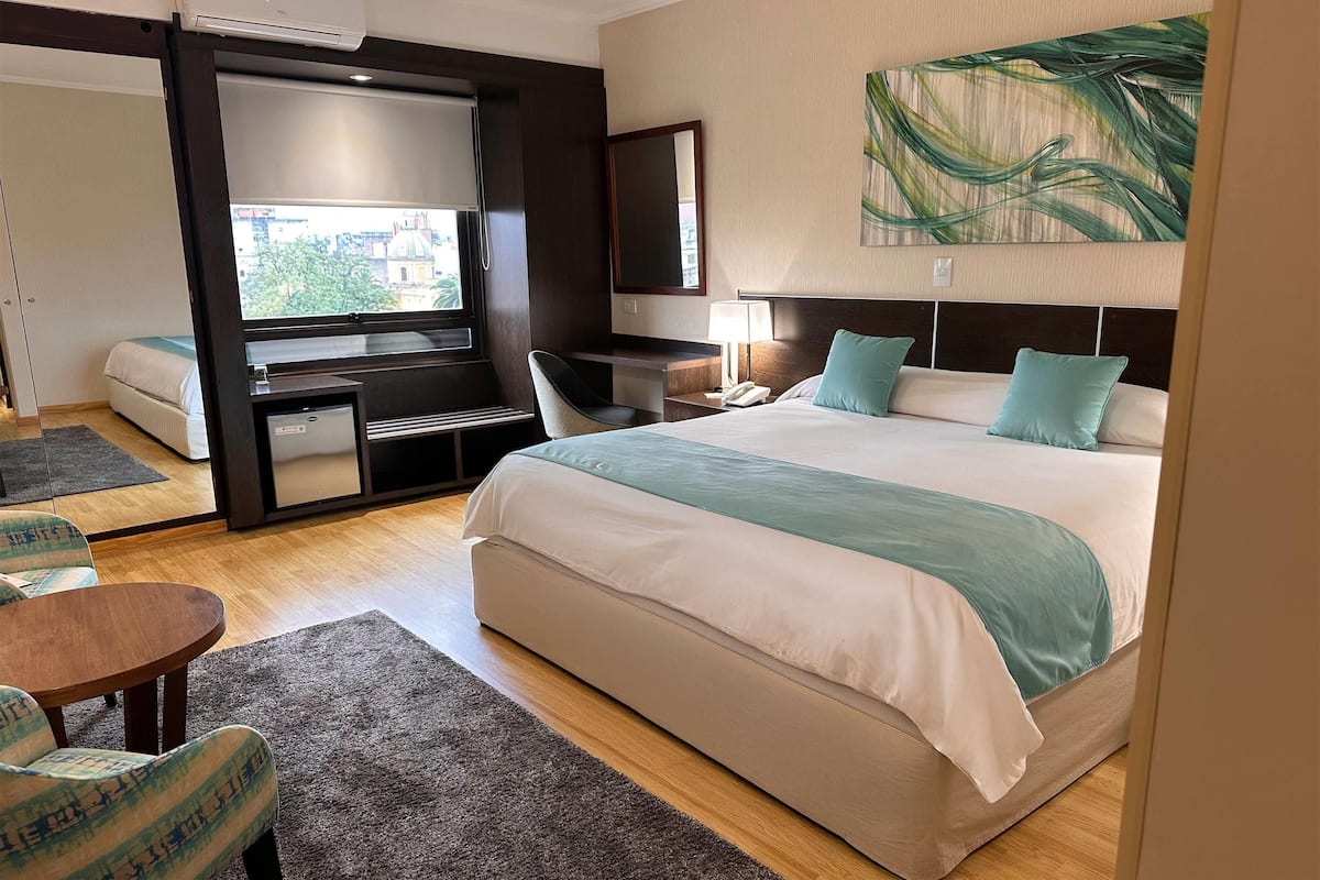 Junior Suite, 1 King Bed, Non Smoking | 1 bedroom, in-room safe, blackout curtains, soundproofing