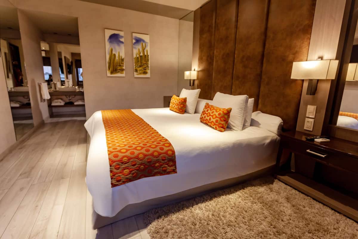 Premium Suite, 1 King Bed, Non Smoking | 1 bedroom, in-room safe, blackout curtains, soundproofing