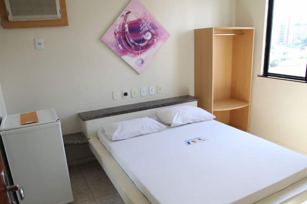 Minibar, cortinas opacas, wifi gratis y ropa de cama