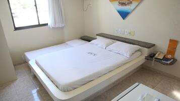 Minibar, blendingsgardiner, wi-fi (inkludert) og sengetøy