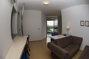 Single Room | Living room | Flat-screen TV - Lagoa Serena Flat Hotel (Araras)