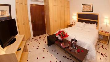 Frigobar, cofres nos quartos, escrivaninha, Wi-Fi de cortesia