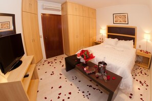 Minibar, in-room safe, desk, free WiFi