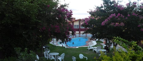 Una piscina al aire libre