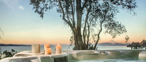 Jetted bathtub