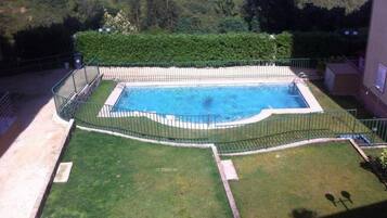 Kolam renang outdoor musiman