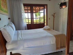 Quarto duplo superior, vista para o oceano | Frigobar, Wi-Fi de cortesia, roupa de cama