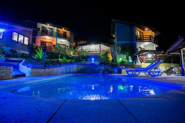 Piscina externa, guarda-sóis, espreguiçadeiras