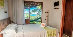 Habitación triple superior, vistas al mar | Minibar, wifi gratis, ropa de cama