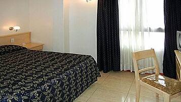 Bar mini, peti besi dalam bilik