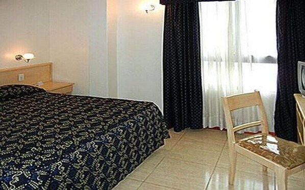 Frigobar, cofres nos quartos