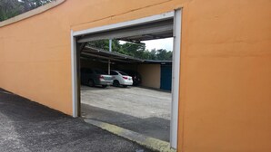 En infart till ett parkeringsgarage med två bilar parkerade inuti.