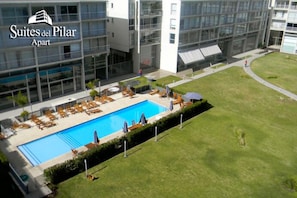 Una piscina al aire libre de temporada