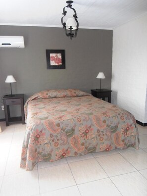 Zimmersafe, Verdunkelungsvorhänge, kostenloses WLAN