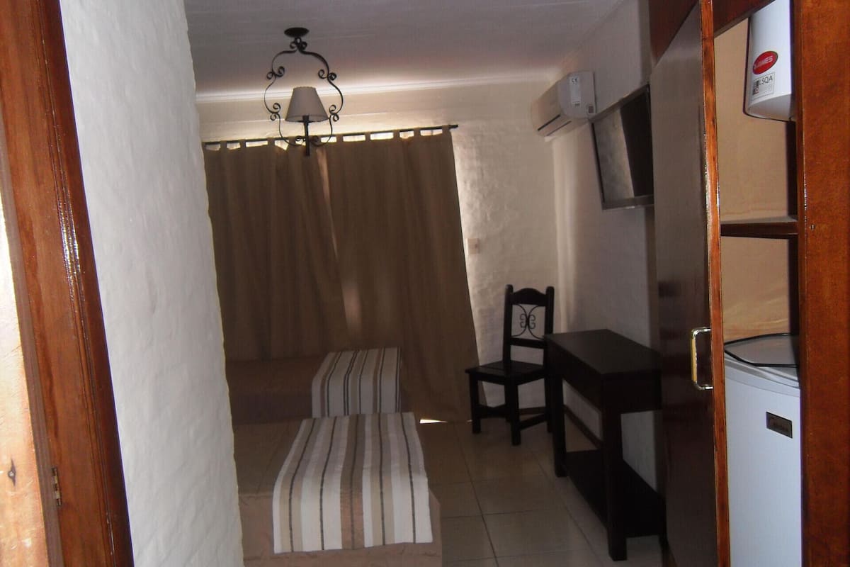 Cofres nos quartos, cortinas blackout, Wi-Fi de cortesia