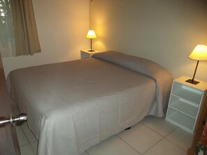 Caja fuerte, cortinas opacas, wifi gratis