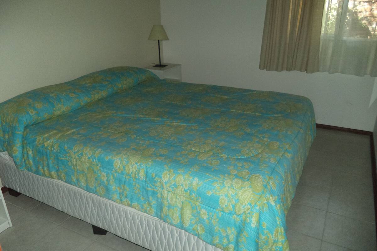 Quarto casal, 1 cama de casal | Cofres nos quartos, cortinas blackout, Wi-Fi de cortesia