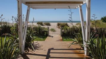På stranden, solstolar och strandhanddukar