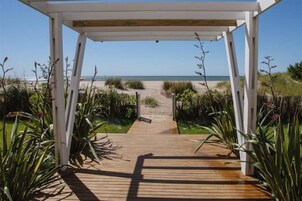 En la playa, sillas reclinables de playa, toallas de playa