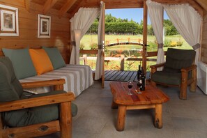 Hus Comfort - 3 sovrum | Vardagsrum | 32-tums LED-tv med kabelkanaler, tv och ett bordtennisbord