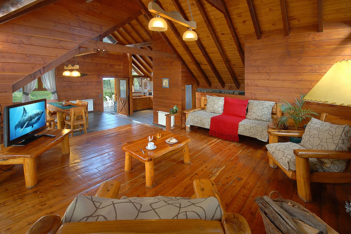 Casa superior, 2 habitaciones, vistas a la montaña | Sala de estar | Una mesa de tenis de mesa