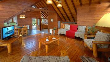 Superior House, 2 Bedrooms, Mountain View | Living room