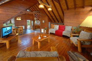 Casa superior, 2 habitaciones, vista a la montaña | Sala de estar | Televisión LED de 32 pulgadas con canales por cable y televisión 