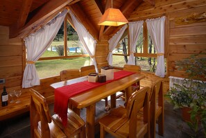 Comfort House, 2 Bedrooms | Living room | Ping pong - Cabañas La Estancia (Villa La Angostura)