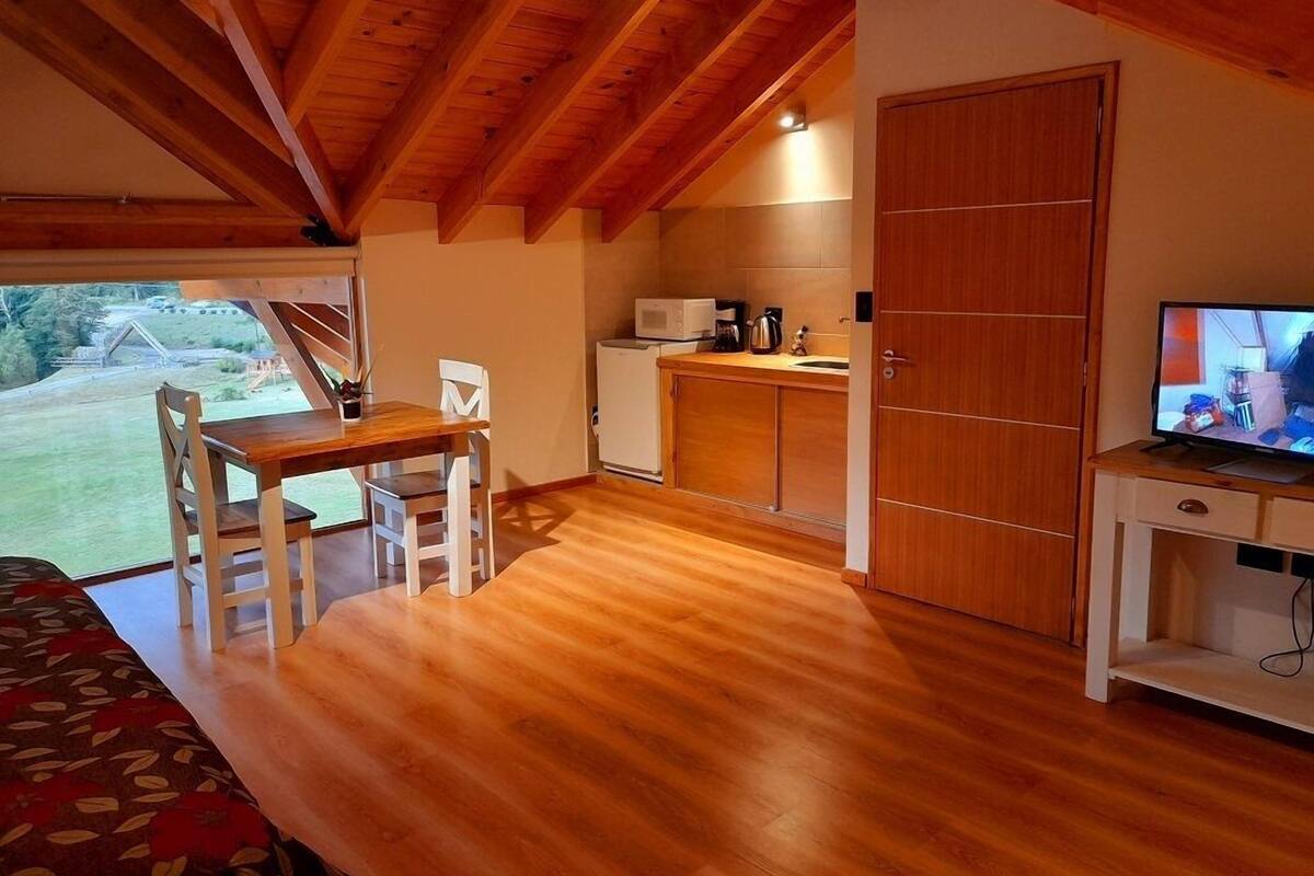Loft clásico | Ropa de cama de alta calidad, caja fuerte, tabla de planchar con plancha