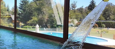 Innendørsbasseng, sesongbasert utendørsbasseng og solsenger