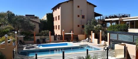 Una piscina al aire libre de temporada