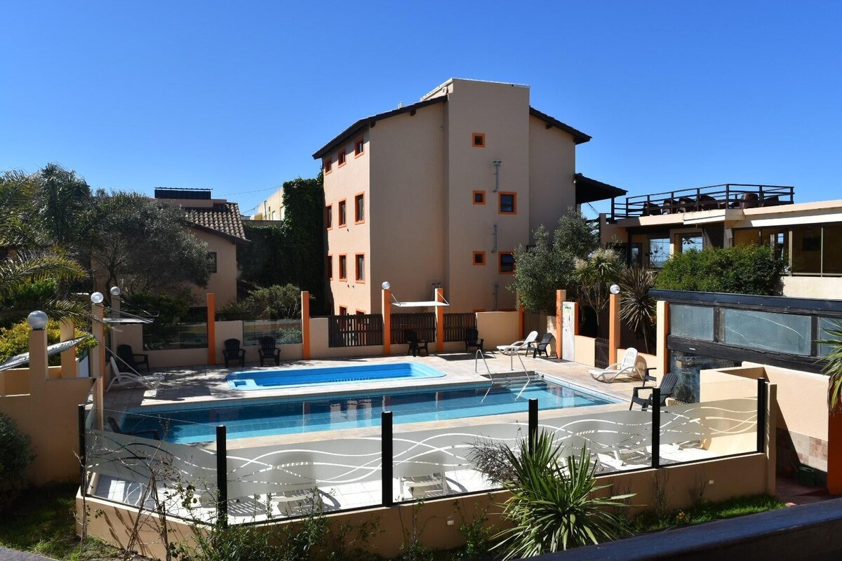 Una piscina al aire libre de temporada