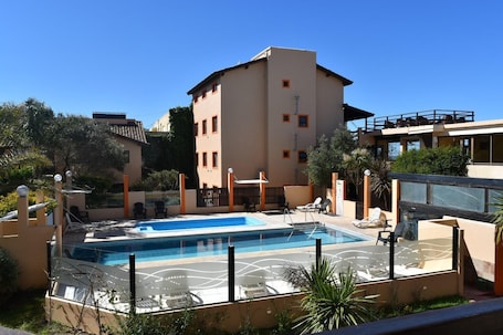 Una piscina al aire libre de temporada